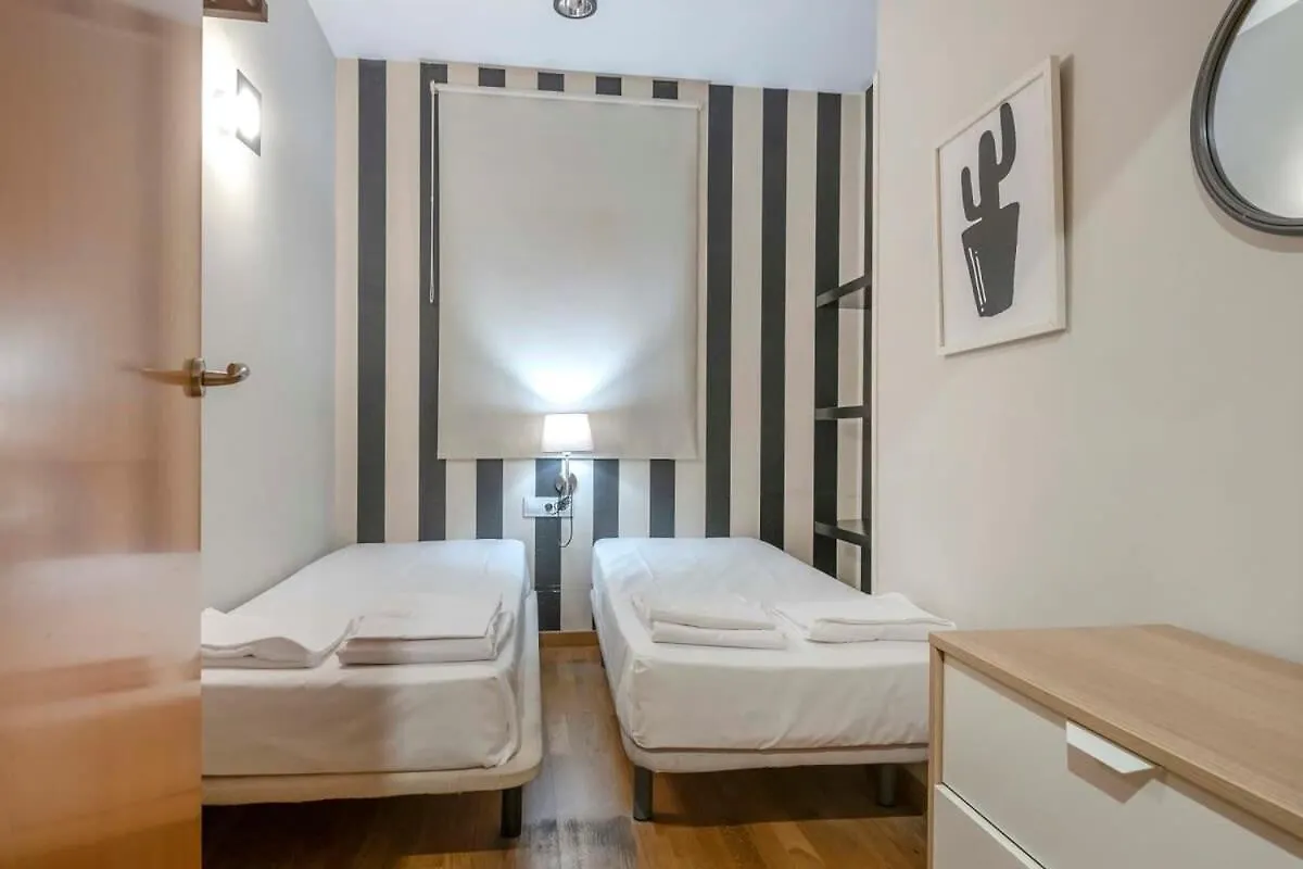 2 Bedroom With Balcony In Eixample 3-2 Барселона 0*,
