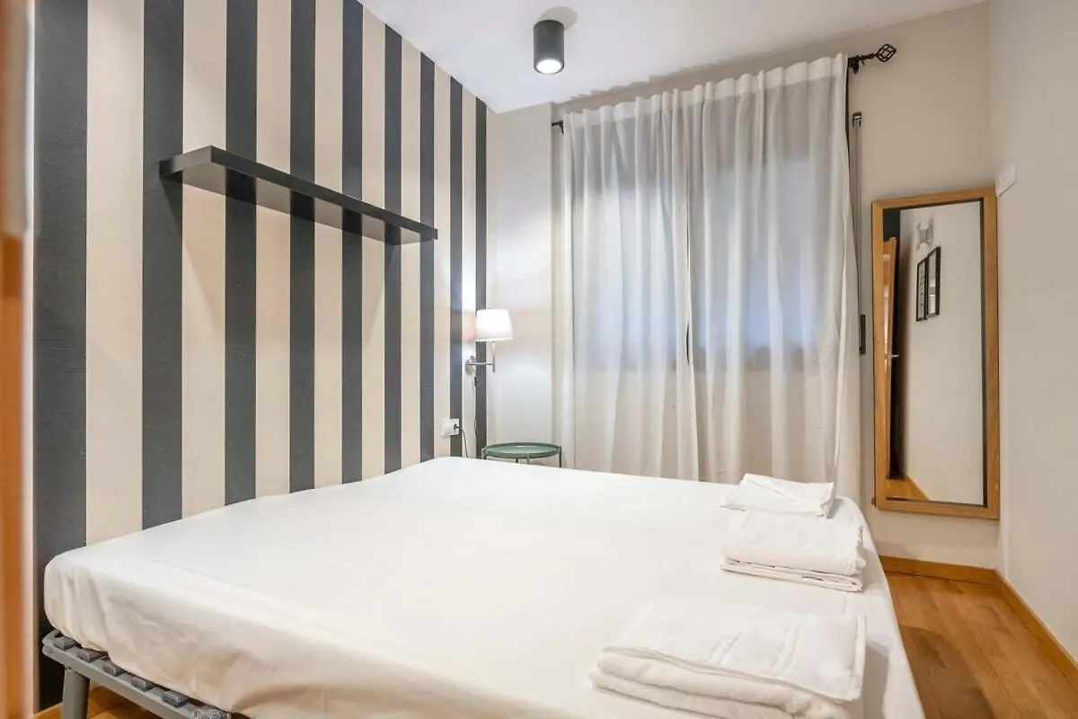 Apartament 2 Bedroom With Balcony In Eixample 3-2 Barcelona