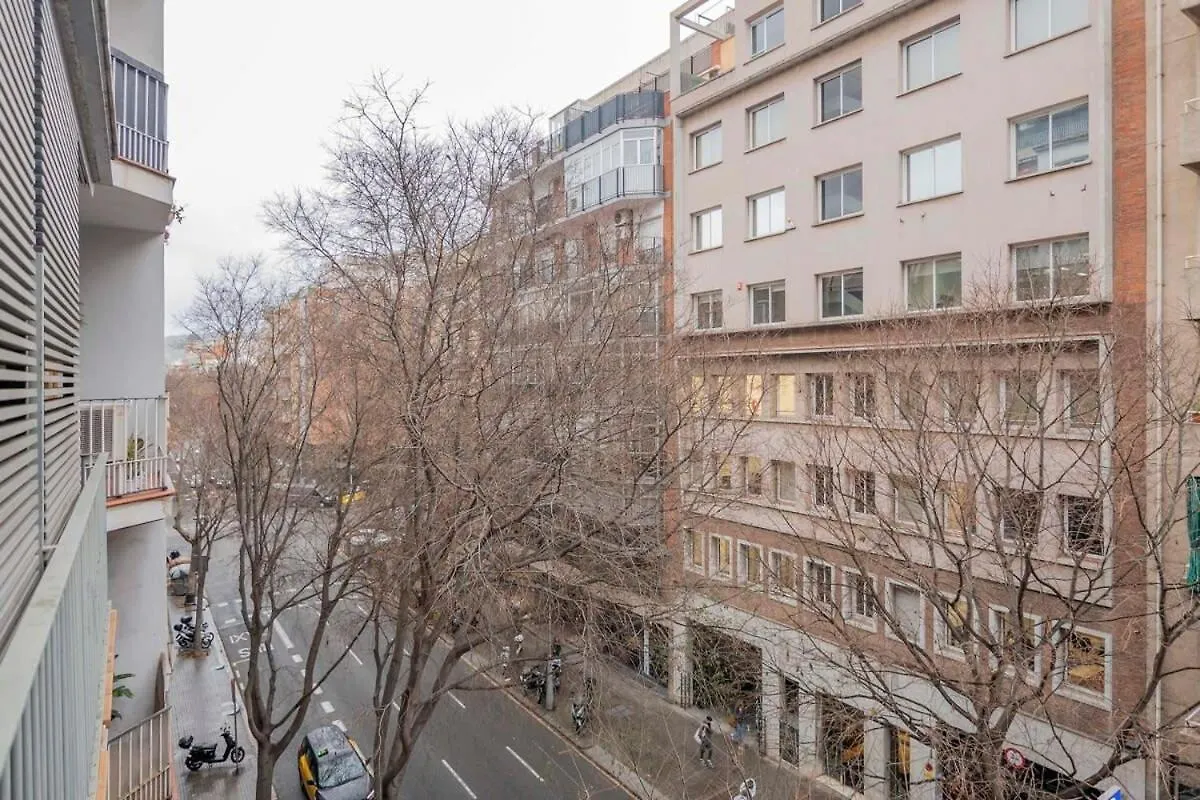 2 Bedroom With Balcony In Eixample 3-2 Barcelona Apartament